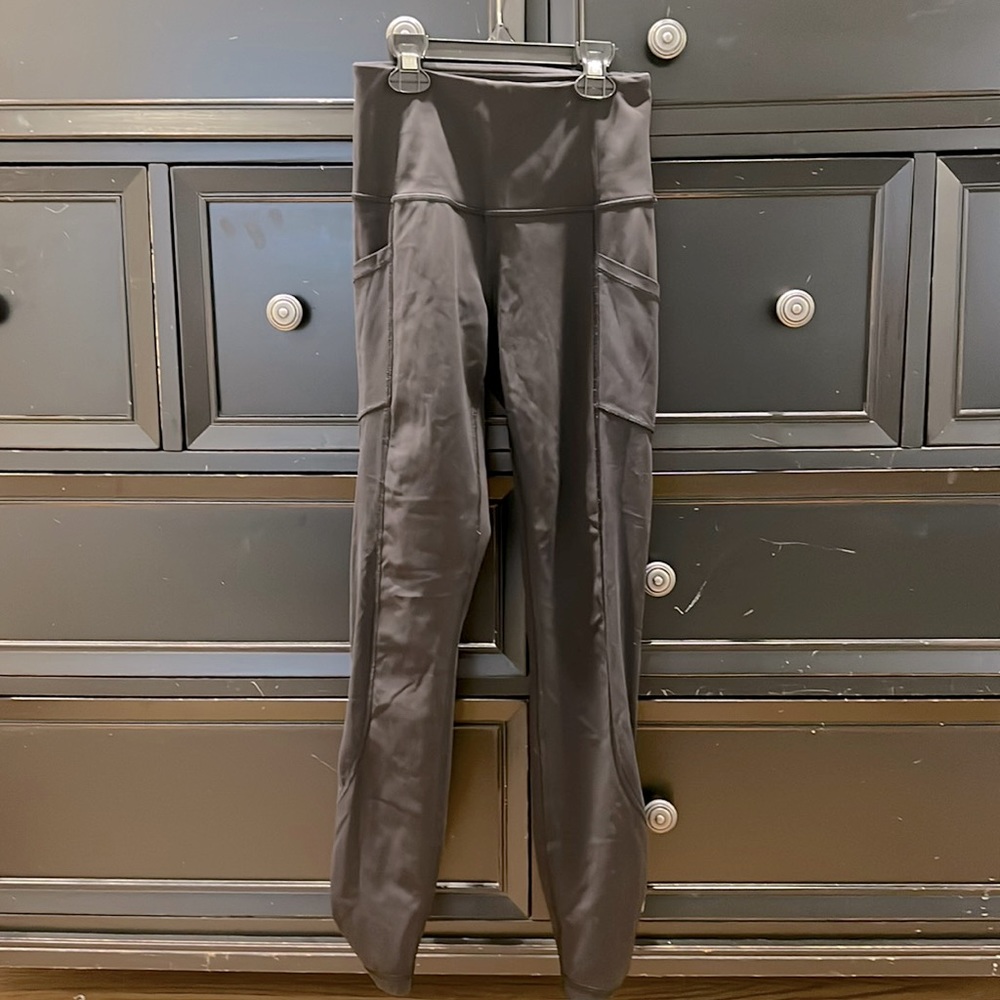 Lululemon size 2 7/8 pants with mesh sides and pockets. Roche detail at ankle